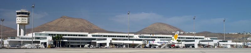 Lanzarote-Airport wird umgetauft. Der drittgrößte Flughafen der Kanaren wird künftig César Manrique Lanzarote heißen. Dies hat der spanische Ministerrat beschlossen. Die Taufe wird am 24. April 2019 stattfinden, dem Tag an dem der 1992 bei einem Verkehsunfall tödlich verunglücke Künstler und Landschaftsarchitekt geboren wurde, stattfinden. Anlass für die Umbenennung des Airports Arrecife (ACE) ist, dass das künstlerische Vermächtnis von César Manqie die im Osten der Kanaren liegende Insel bis heute maßgeblich prägt. Foto: AENA