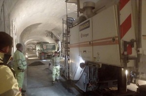 Alter Cumbre-Tunnel: Derzeit laufen die Belagsarbeiten, bald ist die Renovierung abgeschlossen. Dann geht es nur noch einspurig durch die Röhre! Foto: Cabildo