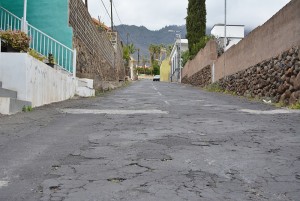 Die Zufahrt zum Haupteingang der Caldera in Los Llanos ist in einem sehr schlechten Zustand: Cabildo subventioniert einen neuen Belag.