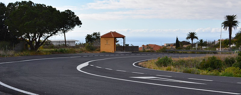 Straße zwischen El Paso und Los Llanos neu asphaltiert. Das Cabildo hat die Belagsarbeiten an der LP-3 zwischen Tahuya und der Ortsumfahrung von Los Llanos LP-21 abgeschlossen. Dabei wurden in den verganenen vier Wochen insgesamt 4,3 Kilometer für rund 430.000 Euro neu asphaltiert. Auch zahlreiche Ausbuchtungen und Seitenstreifen der Hauptverkehrsstraße wurden geteert.