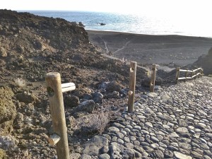 Playa Echentive: Vandalen zerstören Geländer am Abgang zum Strand.