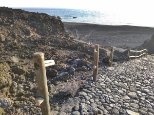 Playa Echentive: Vandalen zerstören Geländer am Abgang zum Strand. 