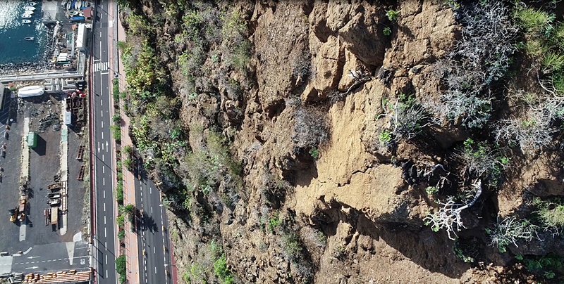 Hausberg von Santa Cruz wird abgesichert. Nach den Steinschlägen in den letzten Monaten des Jahres 2018 haben die Maßnahmen zur Sanierung und Stabilisierung des Risco de la Concepción begonnen. Laut Inselinfrastrukturrat Gorge González stehen zunächst eine Million Euro zur Verfügung, mit denen zunächst eine doppelte Barriere aus dynamischen Schutzschirmen von bis zu sieben Metern Höhe installiert wird. In einer zweiten Phase wird der Hang von einem beauftragten Expertenteam gereinigt, wozu es nötig wird, den Verkehr auf der Zufahrtsstraße nach Santa Cruz umzuleiten. Die Absicherung dieser Straße steht im Vordergrund der Arbeiten am Risco de la Concepción; bei den Geröllabgängen 2018 waren zum Glück nur parkende Autos beschädigt worden.