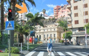 Der Pfeil zeigt es: Neben dem Postgebäude ragt die Struktur für den Stadtlift hinauf zur Kirche in San Telmo in die Höhe. Foto: La Palma 24