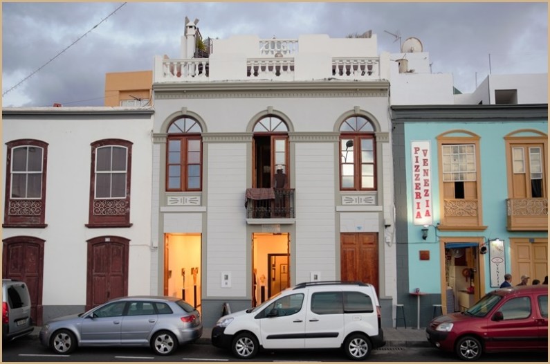 Avenida 17: Die Galerie liegt direkt an der Hauptdurchgangsstraße von Tazacorte-Pueblo Richtung Hafen kurz vor der Kirche auf der rechten Seite.