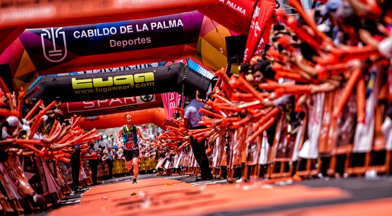 Auszeichnung für die Transvulcania. Die Awards Territorio Trail Media haben den Ultramarathon auf La Palma erneut zum besten spanischen Rennen in dieser Kategorie gekürt. Diese Auszeichnung wurde im Rahmen einer öffentlichen Abstimmung und mit den Punkten einer Jury vergeben. Die Trail Awards wurden vor fünf Jahren ins Leben gerufen; Ziel ist, die besten LäuferInnen und Wettbewerbe im Skyrunning hervorzuheben. Foto: Rennleitung