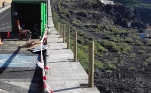 Charco Verde: Geländer für den Weg an den Strand. Foto: Los Llanos