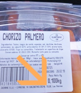 Der Pfeil zeigt die Angabe des Produktionsortes: Diese Chorizo Palmero wurde in Las Palmas auf Gran Canaria hergestellt. 
