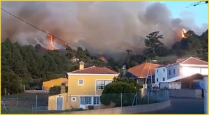 Es war anfangs äußerst brenzlig: Starkwind fachte die Flammen in Garafía in der Zone von Llano Negro an - 20 Personen wurden vorsorglich evakuiert. Foto: aus BRIF-Video