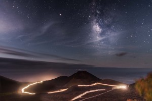 Das war das Siegerbild des Fotowettbewerbs der Transvulcania 2018: Adrián García Rivero setzte die Lichtschlangen der Stirnlampen beim Ultra-Start im Süden ins Bild.