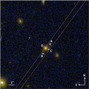 Das neu entdeckte Einstein-Kreuz J2211-3050. Eine elliptische Galaxie - das gelbe Objekt - fungiert als Linse und produziert die vier mmit ABCD markierten blauen Objekte, die die Bilder einer etwa dreimal entfernteren Galaxie sind. Mit dem GTC war es möglich, das Licht der Objekte ABC zu isolieren und zu verteilen, was zeigt, dass sie zur gleichen Lichtquelle gehören. Kredit: Hubble-Weltraumteleskop