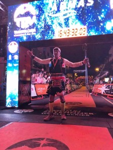 Auch das darf man nicht vergessen: Manche brauchen für die 74 Kilometer lange Strecke des Transvulcania-Ultra etwas länger, für sie zählt nicht die Zeit, sondern der transvulcanische Gedanke: Hier der letzte Finisher 2018 im Ziel in Los Llanos nach