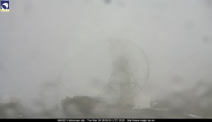 Nebel und vereinzelte Schneeflecken: Auf dem Roque de Los Muchachos ist es derzeit ziemlich frisch. Foto: Webcam Magic-Tele