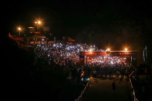 Legendär: Der Start des Transvulcania-Ultramarathons um 6 Uhr morgens am Leuchtturm im Süden von La Palma. Foto: TRV