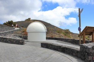 Außen: Ein kleines Solartele und einer der Astronomischen Aussichtspunkte von La Palma.