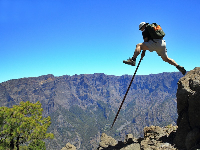 Die Caldera de Taburiente: In vielen Bereichen kommt der Mensch höchstens noch mit dem Hirtensprung weiter: Drohnen dagegen können den riesigen Vulkankessel besser im Auge behalten. Foto: Facundo Cabrera