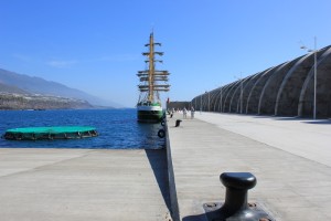 Die Anlegestelle im ausgebauten Hafen von Tazacorte: Hier ist nur Platz für Großsegler oder kleine Kreuzfahrtschiffe. Foto: La Palma 24