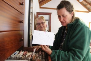 Rose Marie Dähncke (links) hat das Pilzzentrum ermöglicht, denn sie stiftete ihr Lebenwerk, rund 4.000 Karteikarten mit wissenschaftlichen Notizen über die Pilze von La Palma. Ihre "Nachfolgerin" ist Karin Eisenhut, die sich ebenfalls sehr gut mit den Pilzen auf der Insel auskennt.