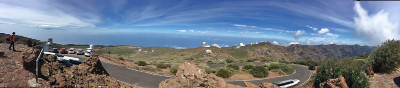 Mehr Fläche fürs Observatorium. Im Staatsanzeiger wurde jetzt die Vereinbarung zwischen der Gemeinde Puntagorde, dem Cabildo von La Palma und dem Instituto de Astrofísica de Canarias zur Erweiterung der Fläche für Observatorien auf dem Roque de Los Muchachos veröffentlicht. Demnach wurden weitere 9,8 Hektar in der Zone El Pinar de Las Ánimas und Juanianes für die nächsten 75 Jahre genehmigt, um die Entwicklung der wissenscahftlichen Tätigkeit fortzusetzen. Diese Maßnahme wurde auch im Blick auf den theoretisch immer noch möglichen Bau des Thirty Meter Telescopes (TMT) in die Wege geleitet. Gefordert worden war dies vom spanischen Ministerium für Wissenschaft, Innovation und Universitäten, damit die Gemeinde Puntagorda die Lizenz für das TMT erteilen darf. Die Bauherren des Riesenteles, das etwa dreimal so groß wie das GTC auf dem Roque de Los Muchachos werden soll, bevorzugen allerdings Hawaii als Standort. La Palma wäre der Plan B, für den die Zuständigen auf der Atlantikinsel inzwischen alle Papiere vorbereitet haben.