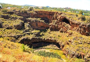 Praxis: Vom Infozentrum aus fällt der Blick auf die Tendal-Höhle, wo die Benahoaritas einst wohnten.