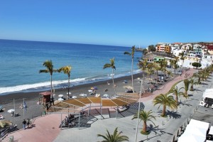 Blaue Flagge 2019: Der Strand von Puerto Naos im sonnigen Westen von La Palma darf den blauen Umweltwimpel schon seit vielen Jahren hissen. Der Atlantik ist sauber, der Strand gepflegt und die Baywatch wachsam. Foto: La Palma 24