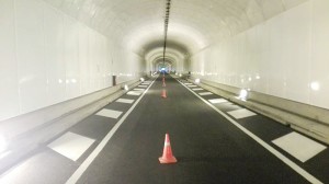 Der alte Cumbre-Tunnel erstrahl nach der Sanierung in neuem Glanz, aber nach dem Verlassen der Röhre ist die Straße in keinem optimalen Zustand: Dies soll jetzt durch das Anlegen einer weiteren Fahrspur verbessert werden. Foto: Cabildo