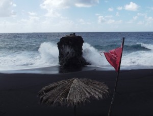 Rote Flagge: Achtung Lebensgefahr! Auf gar keinen Fall ins Wasser gehen! Foto: La Palma 24