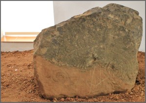 Die Schautafeln werden durch archäologische Fundstücke und Felsen mit Gravuren der Ureinwohner ergänzt.