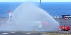 Einen Wasserbogen für Norwegian gab es in der Wintersaison 2018/19, weil diese skandinavische Airline nach der Pleite von Primera Air den Transport der bereits gebuchten Passagiere übernahm. Foto: Carlos Díaz