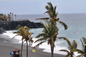 Der Strand von Puerto Naos auf La Palma: Ein Beispiel für eine Playa mit Blauer Flagge, wo die Baywatch bei Gefahr - wie hier auf dem Foto - den gelben Warnwimpel aufzieht. Foto: Michael Kreikenbom