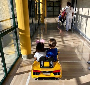 Tolle Idee zur Stressverminderung im Krankenhaus: Kids fahren mit dem E-Auto durchs Hospital.