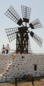 Brena Alta will seine alte Mühle sanieren und ein Museum daraus machen: Bürgermeister Jonathan Felipe besuchte vorab ein ähnliches Projekt auf Fuerteventura, wie auf diesem Bild zu sehen ist. Foto: Gemeinde