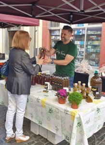 Jesús verkauft das Olivenöl Tio La Vara erst seit kurzem auf La Palma: Hier machte er Werbung beim Mercadillo in der Fußgängerzone von Santa Cruz.